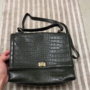 Elegant Crocodile-Embossed Green Handbag